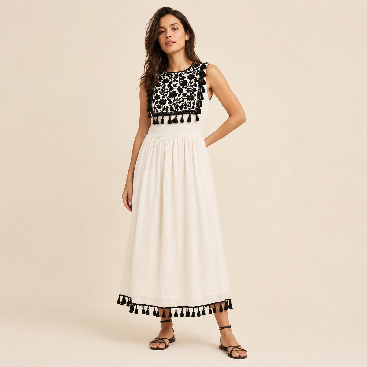 Robe Longue Brodée – variante Noir en studio
