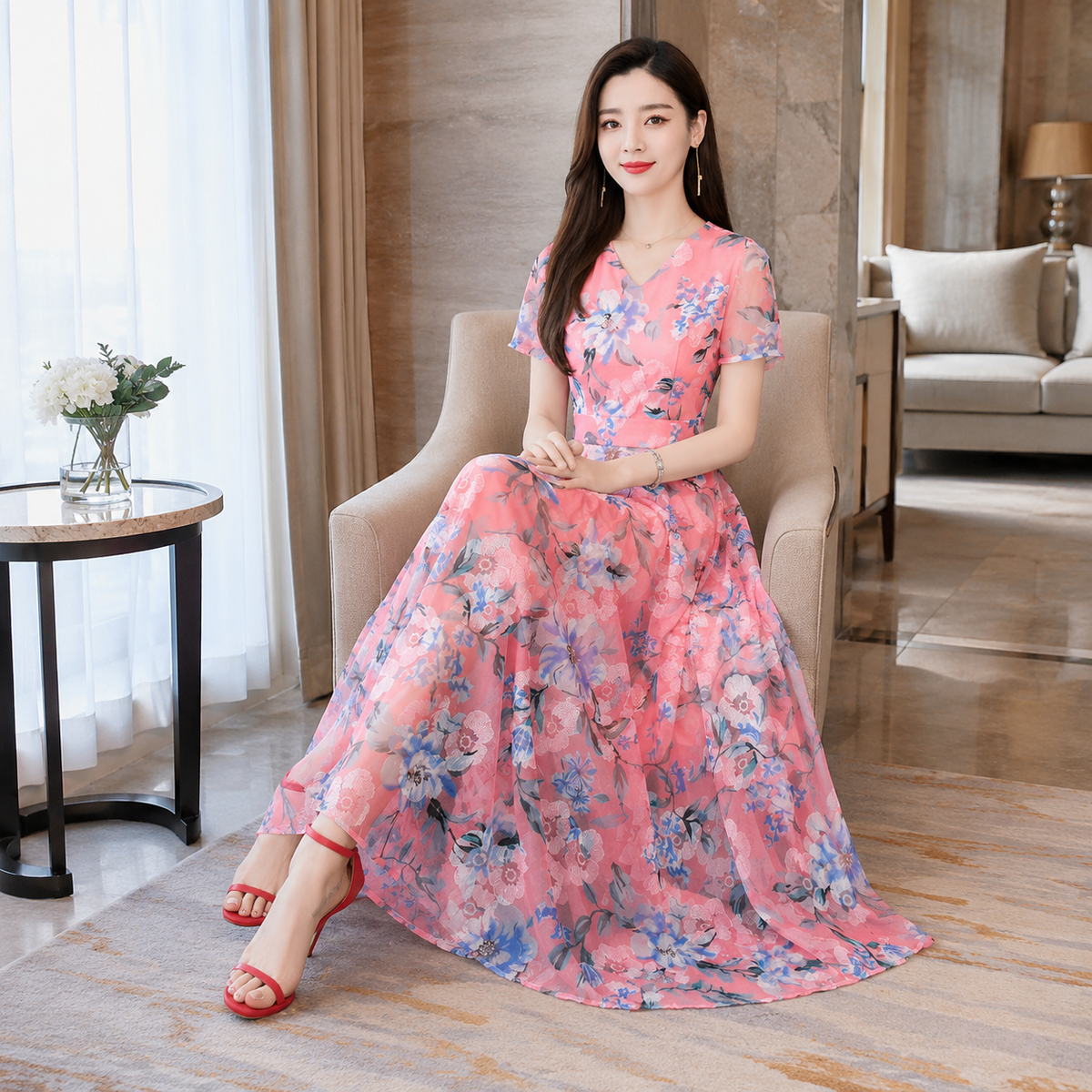Floréa — robe longue fleurie rose portée en intérieur