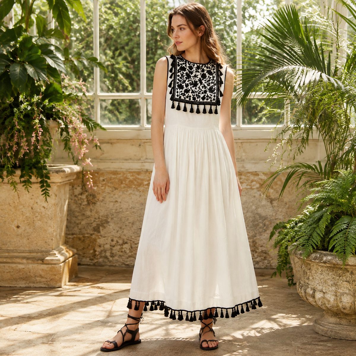 Robe Longue Brodée Noir – scène lifestyle sous une verrière