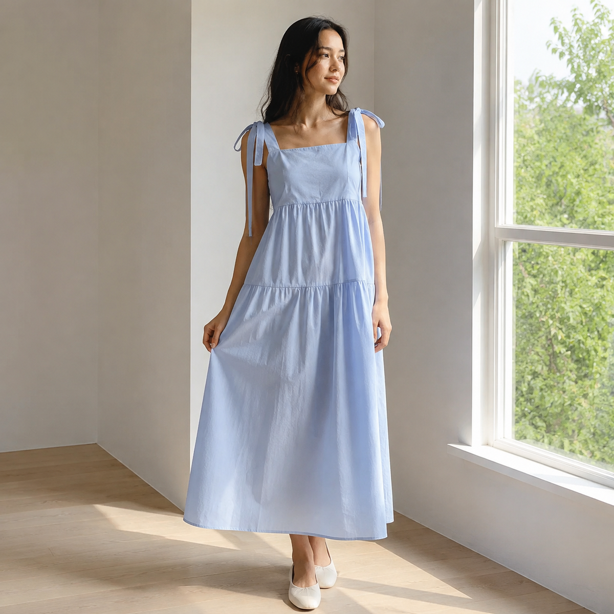Élina Ciel bleue — look lifestyle près d’une fenêtre
