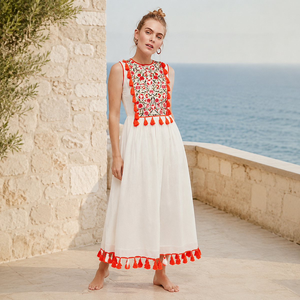 Robe Longue Brodée Rouge – scène lifestyle sur une terrasse