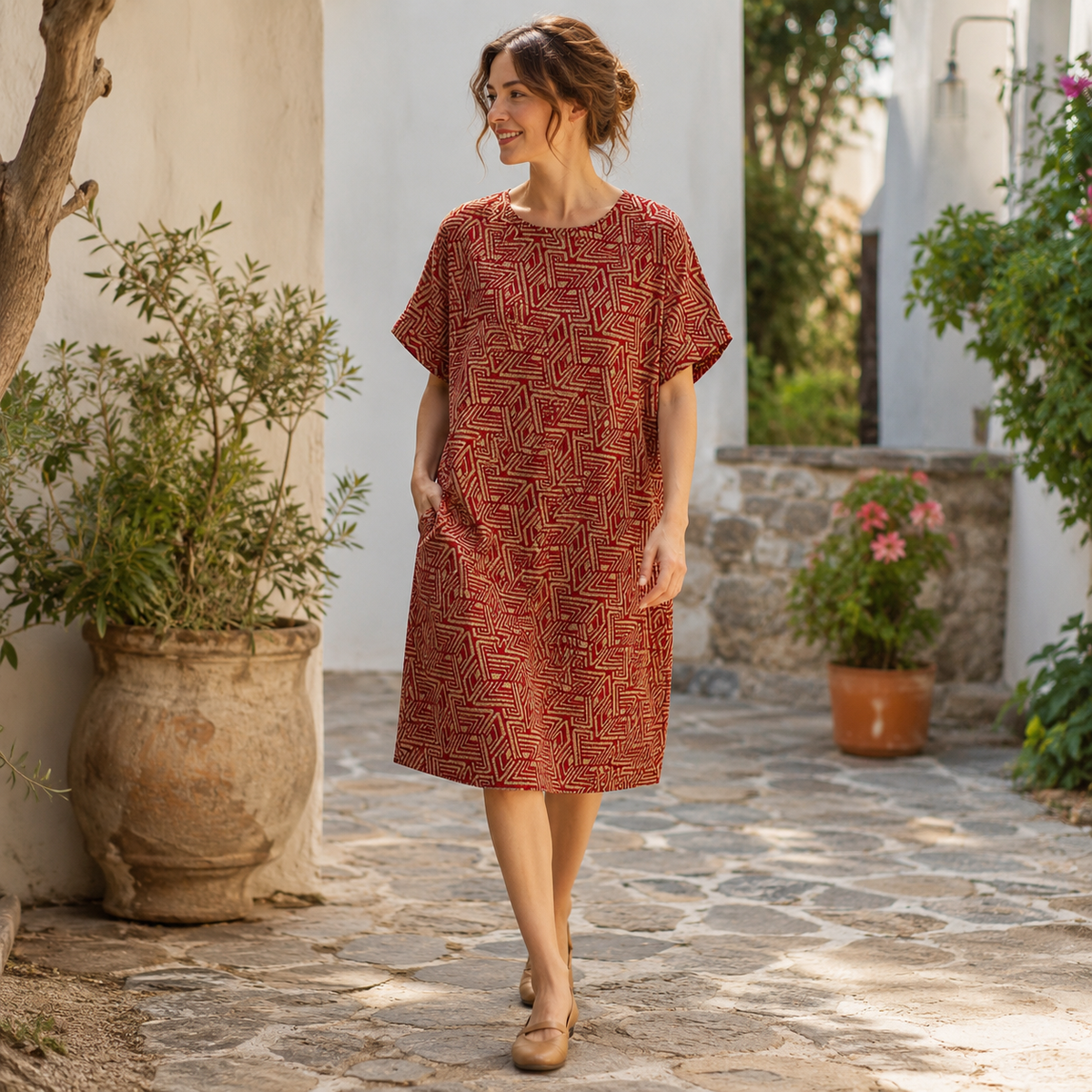 Robe Trapèze Graphique rouge — scène lifestyle en cour