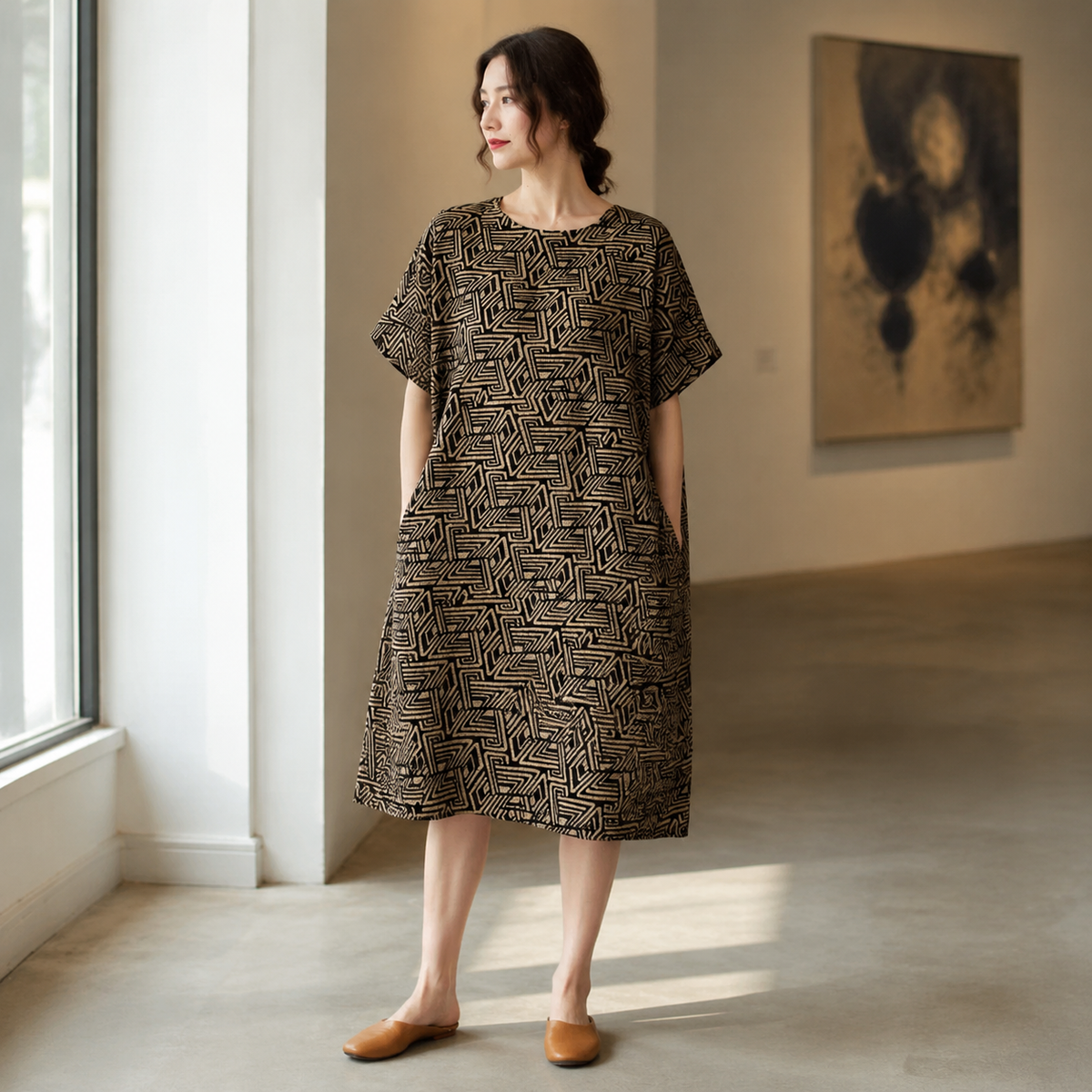 Robe Trapèze Graphique noire — scène lifestyle en galerie