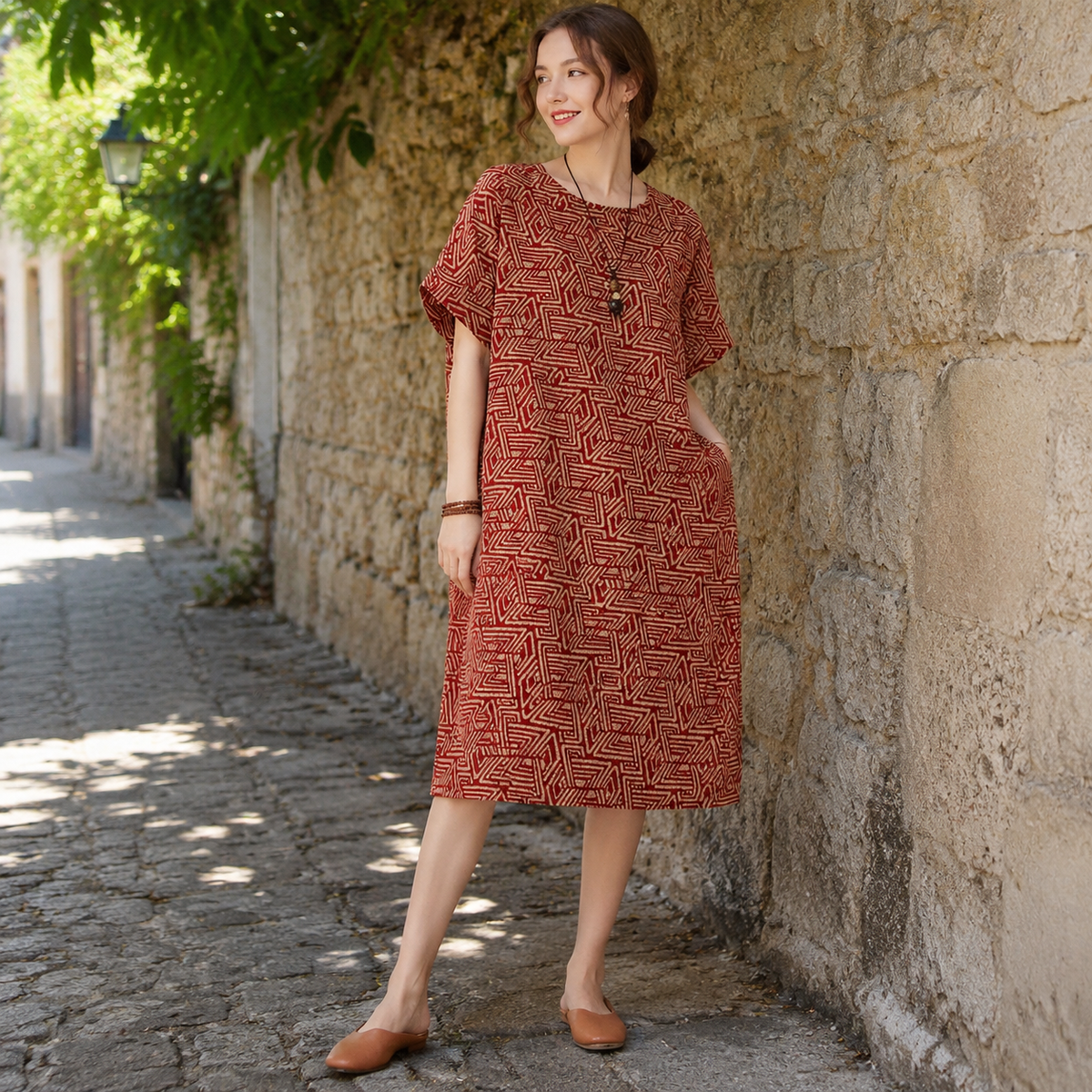 Robe Trapèze Graphique rouge — scène lifestyle en ruelle